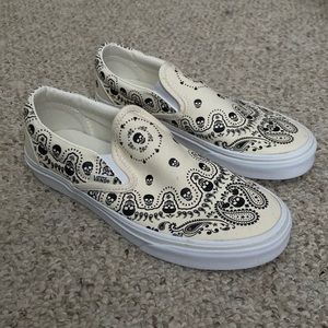 Vans classic slip on sneaker white/black with skulls